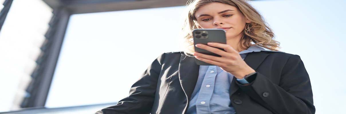 Mulher usando smartphone com roupa profissional