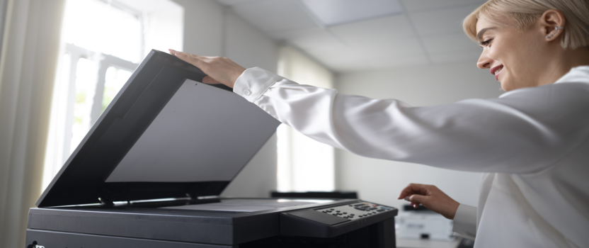 Mulher usando impressora multifuncional no escritório