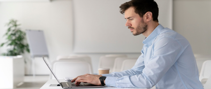 Homem trabalhando em laptop em ambiente moderno