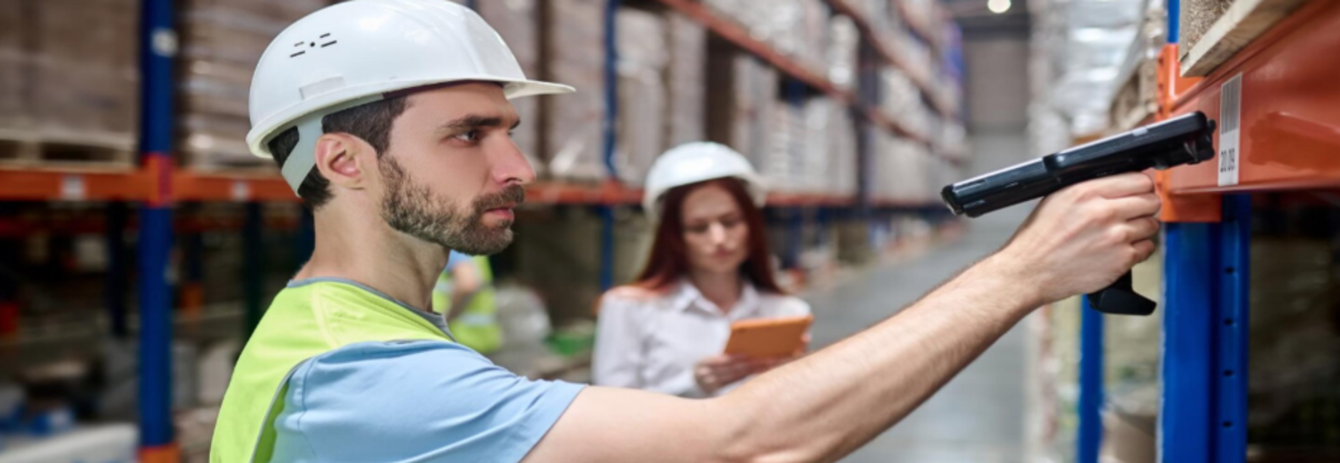 Funcionário de armazém usando scanner de código de barras
