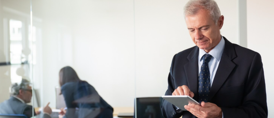 Executivo usando tablet em reunião