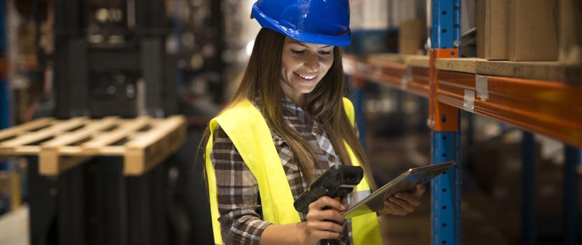 Funcionária operando scanner em depósito