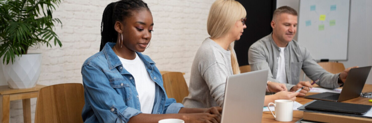 Profissionais trabalhando em equipe em escritório moderno