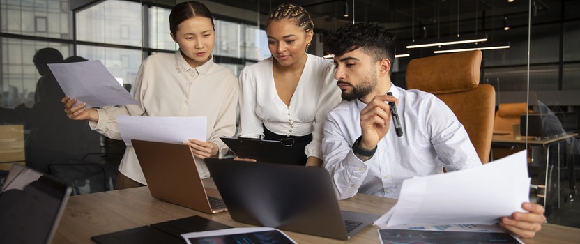 Equipe analisando dados e discutindo estratégia